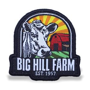Parche Bordado Termoadhesivo Big Hill Farm con Diseño de Vaca y Granero, Forma Irregular, Decoración para Regalo - Product Image 1