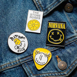 Fournisseur de badges en émail personnalisés avec paillettes - Product Image 1