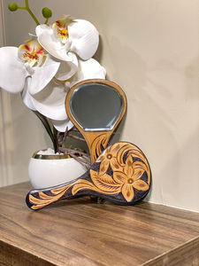 Miroir à main cosmétique de style occidental vintage pour femmes miroir de table à main en cuir usiné cadeau personnalisé pour elle - Product Image 3