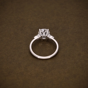 แหวนหมั้นเพชรทรงกลมเจียระไนแบบบริลเลียนท์ที่ได้รับการรับรองจาก IGI ประดับด้วยเพชรทรงกลมและทรงมาร์คีส์ด้านข้าง ตัวเรือนทองคำแท้สำหรับเจ้าสาว - Product Image 3