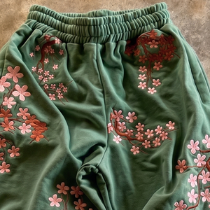 Pantalon de survêtement vert brodé de fleurs de cerisier pour homme, taille élastique, décontracté, motif floral fait main, en coton mi-lourd, idéal pour le printemps - Product Image 3