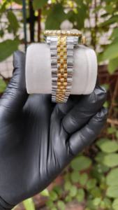 Montre-bracelet de luxe moderne en or jaune, chronomètre sportif, cadran en nacre, lunette sertie de diamants, boîtier en acier inoxydable, date automatique - Product Image 3