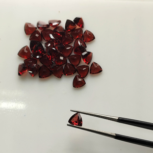 โกเมนสีแดงธรรมชาติ 7 มม. ทรงทริลเลียนคัท คุณภาพดีที่สุด พลอยเม็ดเดี่ยวสำหรับทำเครื่องประดับ - Product Image 1