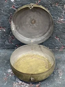 Recipiente Redondo de Latón Vintage para Almacenamiento de Alimentos con Tapa Metálica, Hermético, Hecho a Mano, Diseño Tradicional Indio - Product Image 3