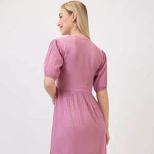 เดรสชีฟองพิมพ์ลายดอกไม้คุณภาพสูงสำหรับฤดูร้อน ความยาวปานกลาง คอวี แต่งเชือกผูก ดีไซน์หรูหราสำหรับผู้หญิง ตกแต่งด้วยกระดุม - Product Image 1