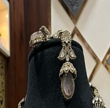 Ensemble collier et boucles d'oreilles en laiton plaqué or de qualité supérieure, orné de moissanite et de kundan, idéal pour les mariages, les fiançailles et les fêtes - Product Image 2