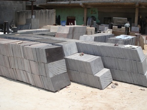 Tuiles en granit noir robustes avec surface naturelle rugueuse pour revêtement de sol extérieur antidérapant, marches extérieures, piscine et espaces publics - Product Image 2