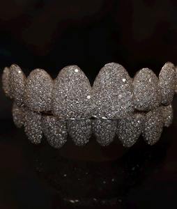 Oferta Especial: Grillz de Dientes con Diamantes, Acabado de Lujo y Alto Brillo para Fiestas y Eventos, Disponible a Precio de Exportación - Product Image 3