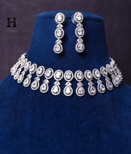 Juego de Joyería Nupcial de Lujo al por Mayor con Diamantes, Collar Gargantilla de Oro Blanco de 14K con Corte de Pera Graduado y Flecos, y Pendientes Colgantes con Halo a Juego - Product Image 4