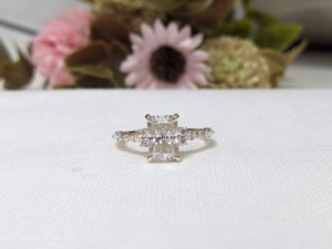 Bague de fiançailles en moissanite taille radiant 2 carats, bague solitaire de mariage en diamant, bague en or jaune massif 10 carats, cadeau pour femme - Product Image 1