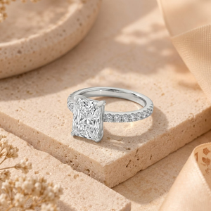 Anillo de cinco piedras con diamantes cultivados en laboratorio de corte radiante Halo y corte brillante redondo, oro de 10K, proveedor mayorista de joyería fina OEM - Product Image 3