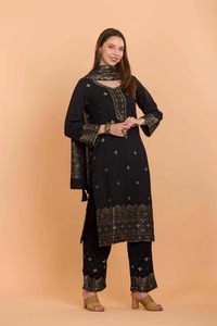 Traje de Invierno Safaa Dilkash Más Vendido para Mujer con Elegante Forro de Lana Cálido y Estilo Casual o Formal Disponible para la Venta - Product Image 2