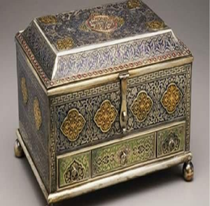 Pandán dorado antiguo con intrincados grabados de enredaderas, disponible a precios de mayorista. - Product Image 5