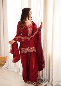 Ensemble de costume Salwar trois pièces pour femme en soie romaine avec Kurta Jari, Shalwar Farshi large, Dupatta à bordure de sequins et motif de point de couture sur le col - Product Image 5