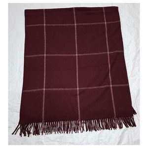 Manta Suave al Tacto con Diseño de Cuadros Finos en Borgoña y Blanco para Dormitorio, con Aspecto Elegante y Sensación Confortable - Product Image 4