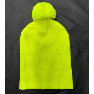 Gorro Infantil Personalizado en Amarillo Neón |   Gorro Deportivo de Invierno de Punto con Pompón |   Gorro cálido con puños acanalados al por mayor - Product Image 6