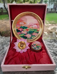 ชุดของขวัญถาดบูชาดอกบัวทำมือสุดหรู พร้อมกล่องใส่กุมกุมและตะเกียงดอกบัว ถาดบูชาตกแต่งระดับพรีเมียม ของชำร่วยงานแต่งงาน - Product Image 2