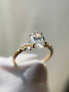 Bague de fiançailles ovale d'inspiration vintage avec halo de diamants en éclat étoilé et sangle fendue pavée en or 10K, 14K, 18K ou en argent - Product Image 4