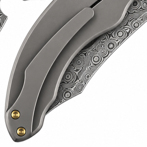 Couteaux pliants à manche texturé noir charbon avec lame à motif circulaire argenté, pivot doré et clip de poche gris pour utilisation en extérieur - Product Image 4