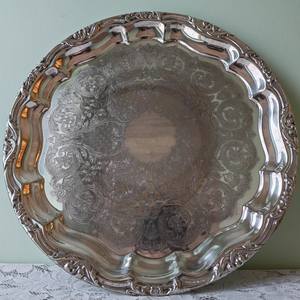 Assiette de présentation en acrylique transparent avec bordure métallique, décoration de table moderne pour réception de mariage - Product Image 1