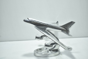 Modèle d'avion à réaction en aluminium en promotion, avec une finition de qualité supérieure, idéal pour la décoration intérieure et les cadeaux, disponible à la vente - Product Image 5