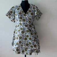 Robe d'été courte à volants pour femme, en coton tissé imprimé à la main, style bohème, col en V, manches flottantes, à nouer dans le dos, motif floral