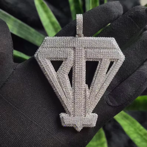 Pendentif Moissanite taille coussin serti de pierres transparentes pour homme, style hip-hop de luxe audacieux pour les soirées - Product Image 4