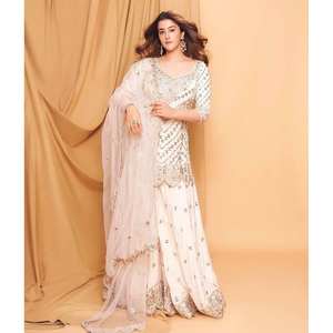 Conjunto de Ropa de Diseño Indio y Pakistaní para Fiestas, Top, Pantalón y Dupatta - Product Image 3