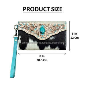 Portefeuille Pochette de Luxe en Cuir de Vachette et Fourrure, Orné de Conchos Turquoises et Motifs Floraux Gravés à la Main, avec Dragonne, pour Femme - Collection Mars 2026 - Product Image 2