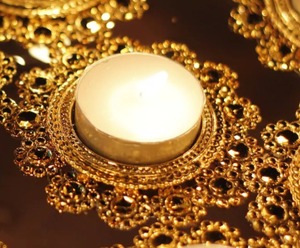 Portavelas Rangoli Dorado, Bandeja Decorativa Floral para Velas de Té, Centro de Mesa para Bodas y Festivales, Diya Hecho a Mano en India - Product Image 4