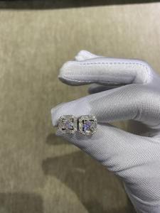 Boucles d'oreilles minimalistes pour femmes en argent sterling 925 avec moissanite incolore taille baguette et taille ronde, testées au diamant. - Product Image 1