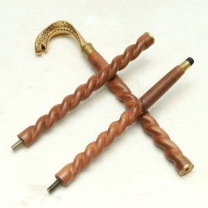 Bâtons de marche rustiques modernes en bois naturel écologique avec poignée en laiton poli, idéaux pour les cadeaux - Product Image 3