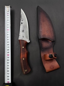 Cuchillo de Caza Jexa de Acero Forjado con Hoja Fija, Borde Parcialmente Dentado, Mango de Madera de Paddock y Funda de Cuero para Acampar al Aire Libre - Product Image 2