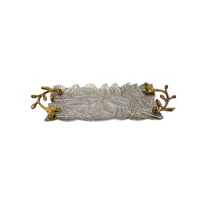 Plateau de service artisanal en aluminium à motif de feuilles avec élégantes poignées en forme de branche plaquées or pour hôtel, restaurant et vaisselle de table à domicile - Product Image 1