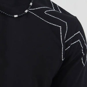 Camiseta Negra de Manga Corta a Precio Económico, Cuello Redondo, Diseño Geométrico con Pedrería, Estilo Urbano, Corte Regular - Product Image 5