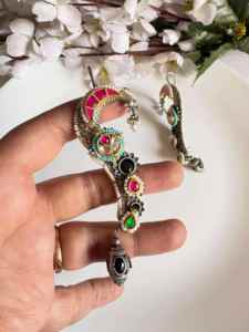 Boucles d'oreilles en laiton de fabrication indienne, finition antique, style paon, pour occasions spéciales, disponibles à prix compétitif - Product Image 3