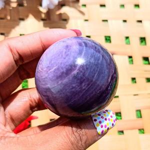 Sphère de cristal de Charoite naturelle polie à la main, boule de pierre précieuse violette pour la méditation, le Reiki, la guérison énergétique des chakras, la décoration Feng Shui - Product Image 5