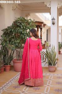 Fournisseur de magnifiques tenues indiennes en soie russe avec broderies, paillettes et imprimés numériques, robes et ensembles dupatta, de Surat. - Product Image 4