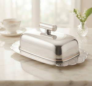 Beurrier ovale en acier inoxydable avec couvercle rabattable, design classique en métal poli pour la cuisine et les réceptions - Product Image 1