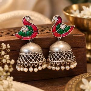 Magnifiques boucles d'oreilles pendantes de style indien Jhumka, en alliage, avec pierres de kempstone, plumes et perles, motif paon de designer - Product Image 1