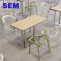 SEM Kommerzielle Restaurantmöbel Sperrholztische und Acryl-PP-Stühle Set für Café Kantine Cafeteria Esstisch-Set