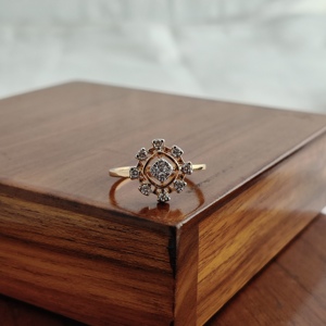 แหวนหมั้นเพชรทรงดอกไม้ประดับเพชรรอบวง 18K โรสโกลด์ สำหรับผู้หญิง สไตล์วินเทจ แหวนแต่งงาน แหวนสัญญา เครื่องประดับชั้นดี ขัดเงาอย่างดี - Product Image 3