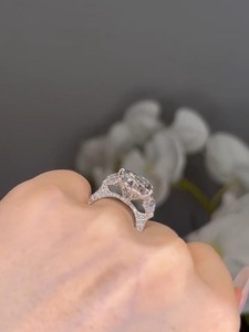 Bague de fiançailles en or massif 8 carats avec diamant de laboratoire taille poire, trois pierres, diamants latéraux en forme de cœur, certifiée IGI, tendance et luxueuse - Product Image 4