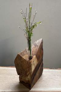 Vase à fleurs en bois, best-seller pour la décoration intérieure, idéal pour une présentation élégante sur étagère, avec un motif de grain naturel et une surface finie à la main. - Product Image 5