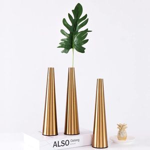 Vase à fleurs en métal élégant fait à la main pour la décoration de mariage, la mise en scène d'événements et les cadeaux mémorables - Product Image 2