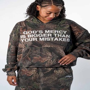 Sudadera Cristiana con Capucha Inspirada en la Fe: La Misericordia de Dios es Mayor, Bordado 'God Blessed', Algodón French Terry, Venta al por Mayor, Ropa Personalizada - Product Image 3