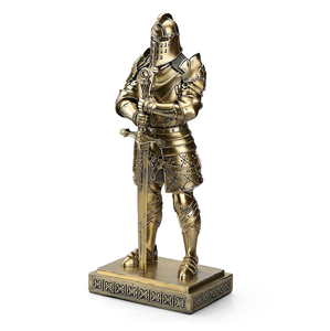 Statue de chevalier templier médiéval avec armure en maille, tenant une hache de combat et un bouclier, artisanat, disponible à prix de gros. - Product Image 6