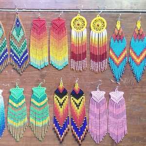 Boucles d'oreilles ethniques en perles de verre pour tenues festives culturelles, rehaussant les vêtements traditionnels avec une élégante artisanat de perles faites à la main - Product Image 1