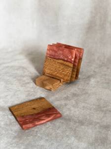 Posavasos cuadrado de madera y resina rosa para uso diario, protege los muebles del calor, el frío y las marcas de agua, hecho a mano en India. - Product Image 3