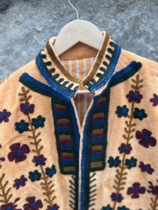 Chaqueta de Mujer de Terciopelo Tejido Acolchado Reversible Bordado a Mano |   Boho Floral Étnico Vintage Invierno |   Artesano Personalizado - Product Image 4
